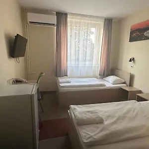 Free Parking, Free Breakfast, Only 15 Minutes To Center Boedapest